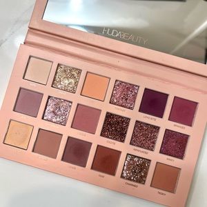 Huda Beauty New Nudes Eyeshadow Palette